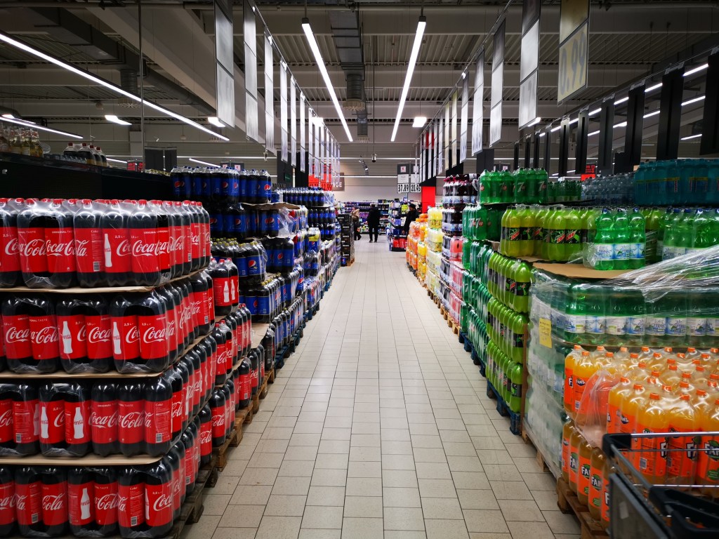 O țară uriașă a vrut să „înroșească” etichetele sucurilor la cutie și chipsurilor. Apoi a venit contraatacul „Big Food”