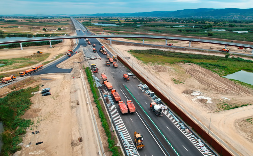 VIDEO Cea mai importantă deschidere de trafic pe Autostrada Moldovei are loc în câteva zile. Un mare oraș va fi legat direct de Capitală. Ce se întâmplă cu restul loturilor din A7 care pierd finanțarea PNRR