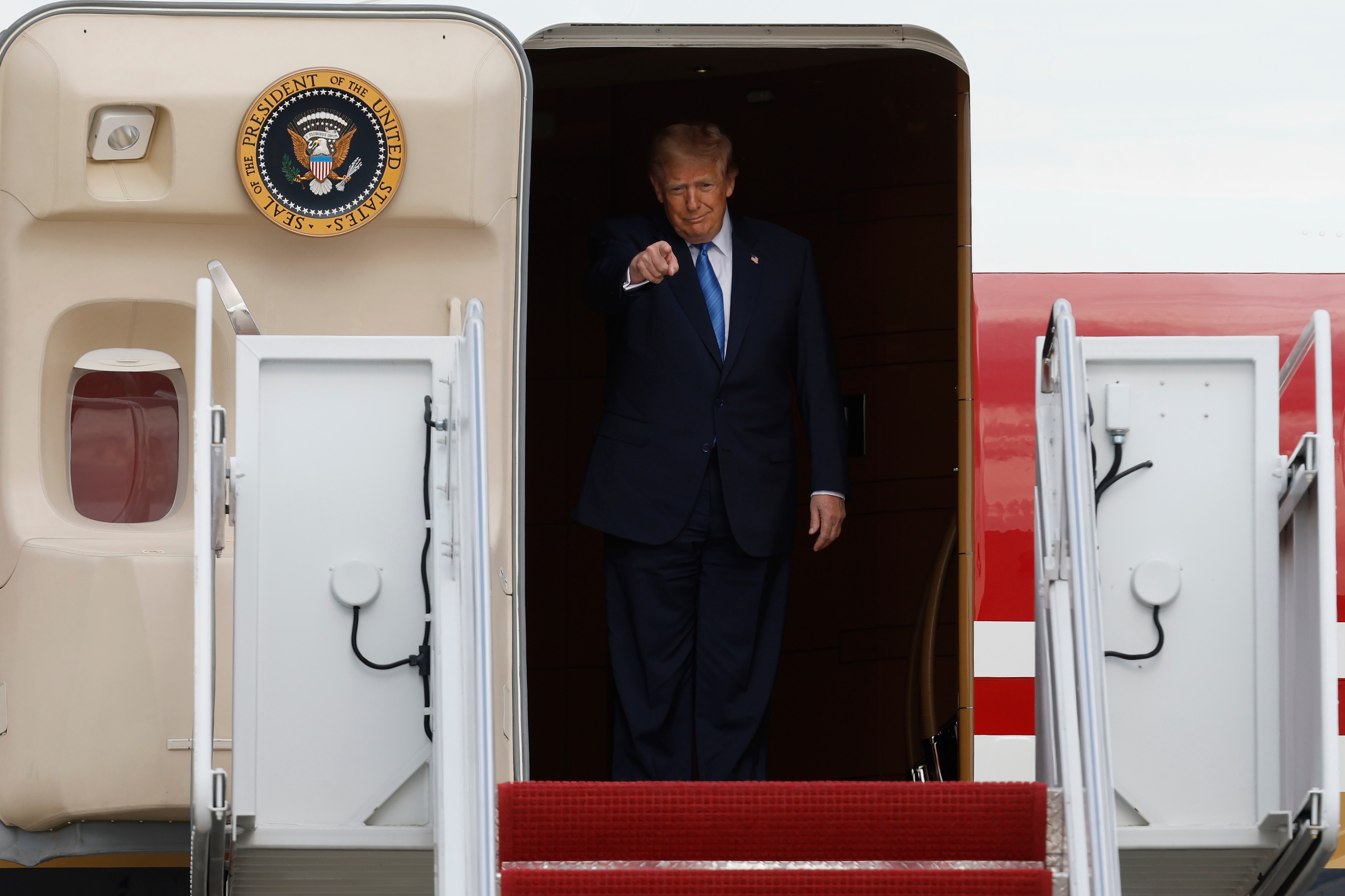 Donald-Trump-coborand-din-avionul-Air-Fo