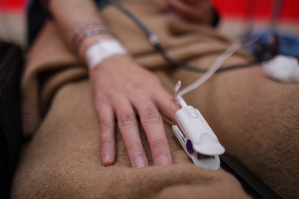 Mii de pacienți din România ocupă paturi de terapie intensivă sau oncologie, deși statul nu-i poate trata. Același stat le refuză dreptul la o îngrijire omenească