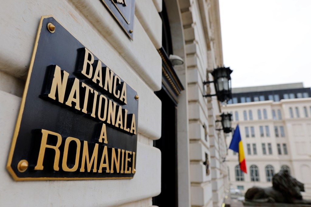 Avertisment fără precedent de la vârful BNR: „Mașina în care ne aflăm cu toții se îndreaptă cu toată viteza spre zid” / Replică dură din PSD