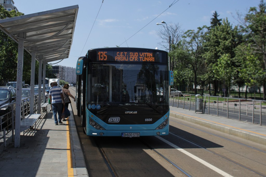 Câte autobuze și tramvaie au aer condiționat în București și de ce a renunțat primăria să instaleze aparate pe tramvaiele vechi