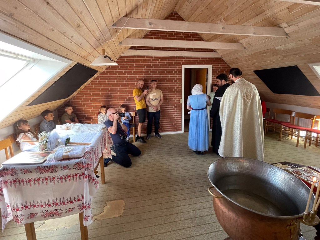 Cosmin Bumbuț fotografiază un botez la biserica românească ortodoxă din Tårs, Danemarca. Giulia Maria, fetița care este botezată, are 5 luni și este fiica unei familii de imigranți români. Părinții ei, Ana Maria, 37 de ani, și Florin, 42, au locuit 8 ani în Italia înainte să se mute în Danemarca cu 7 ani în urmă. Cei doi frați ai ei sunt născuți în Italia. Mai 2023 Foto: Arhivă personală