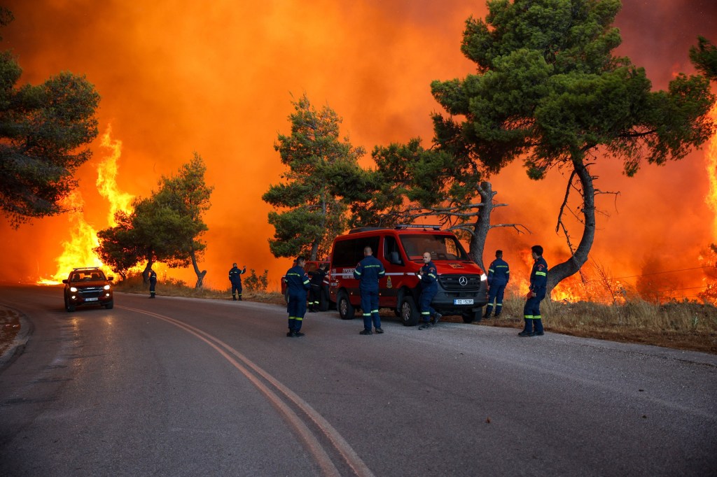 Situație extremă în Grecia din cauza unui mega-incendiu: Prima ipoteză privind cauza, au fost arestate două persoane / Ce spun pompierii români care au luptat toată noaptea cu flăcările