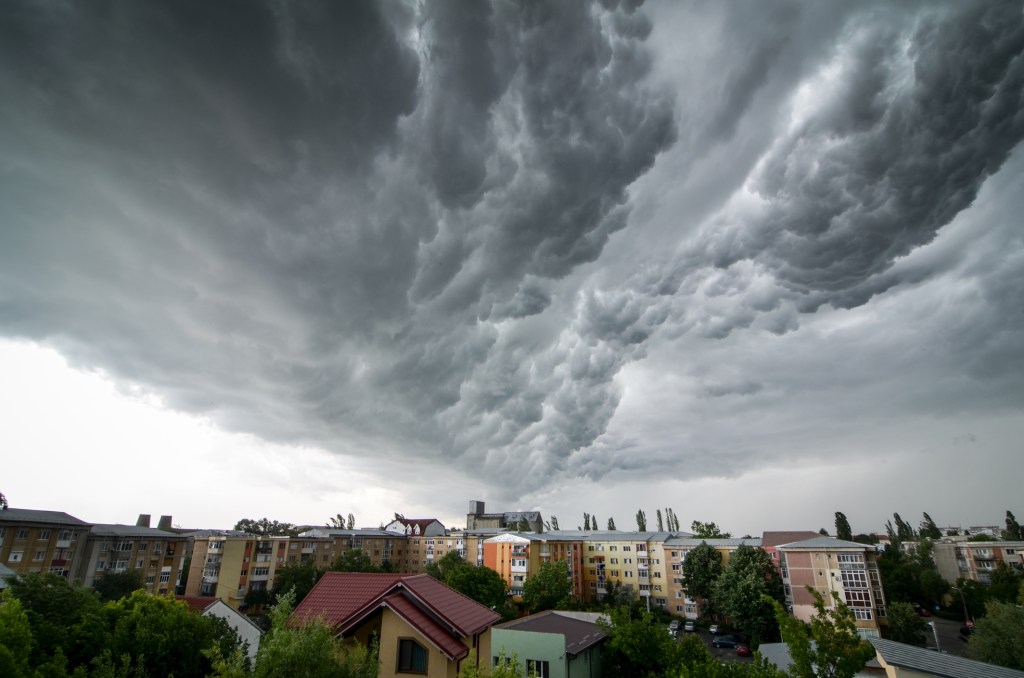 Caniculă și ploi torențiale în unele zone până duminică seară. Cum va fi vremea săptămâna viitoare