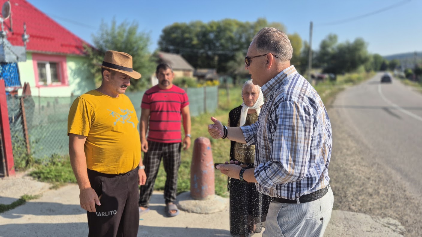 Am fost în comuna din Cluj unde a fost atacată ambulanța: nu e o lume prăbușită, ci o localitate cu școală și centru de vârstnici refăcute pe fonduri europene și cu priză de încărcat telefonul în parc