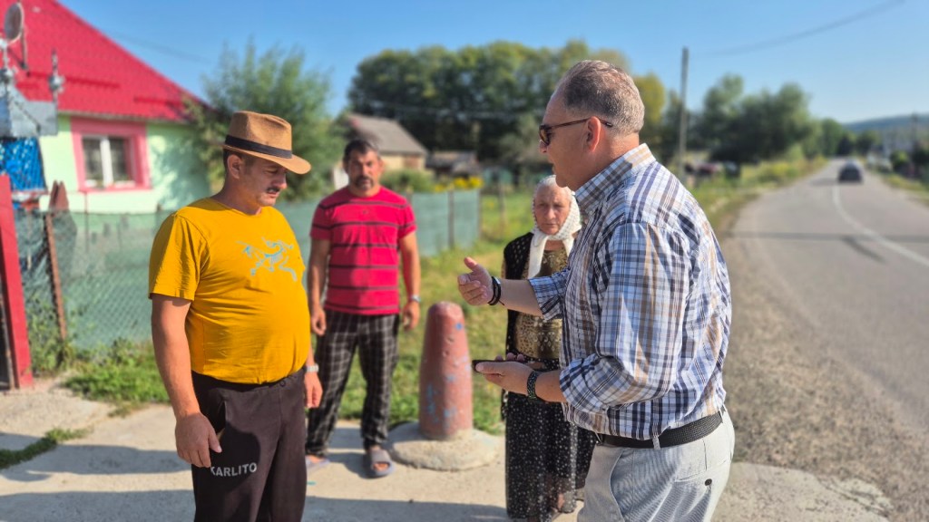 Primarul din Recea-Cristur discutând cu familiile tinerilor arestați în cazul ambulanței atacate. Foto: Catiușa Ivanov / HotNews