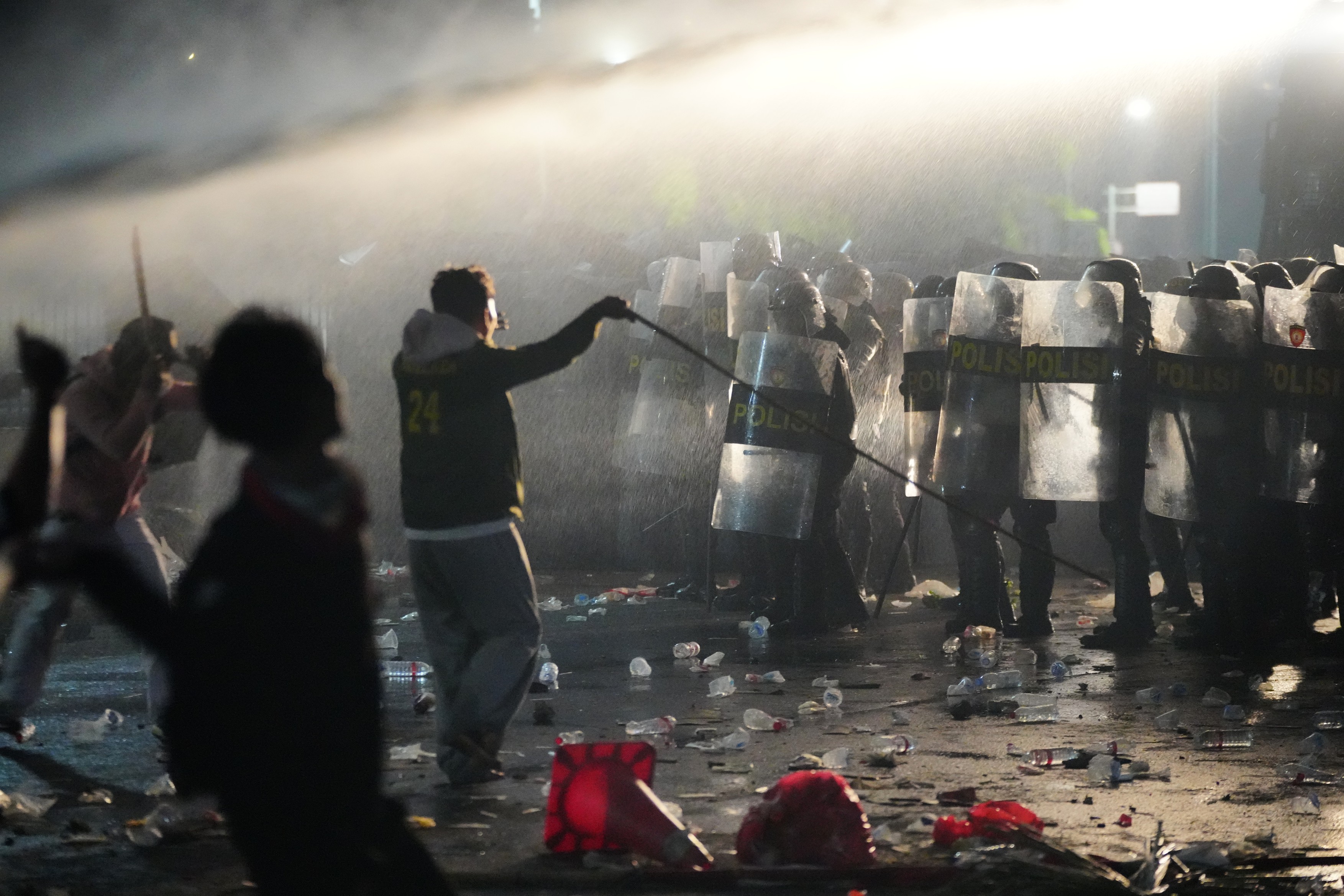 Proteste violente în cea mai mare țară musulmană din lume. Autoritățile au început să oprească transportul public în capitală