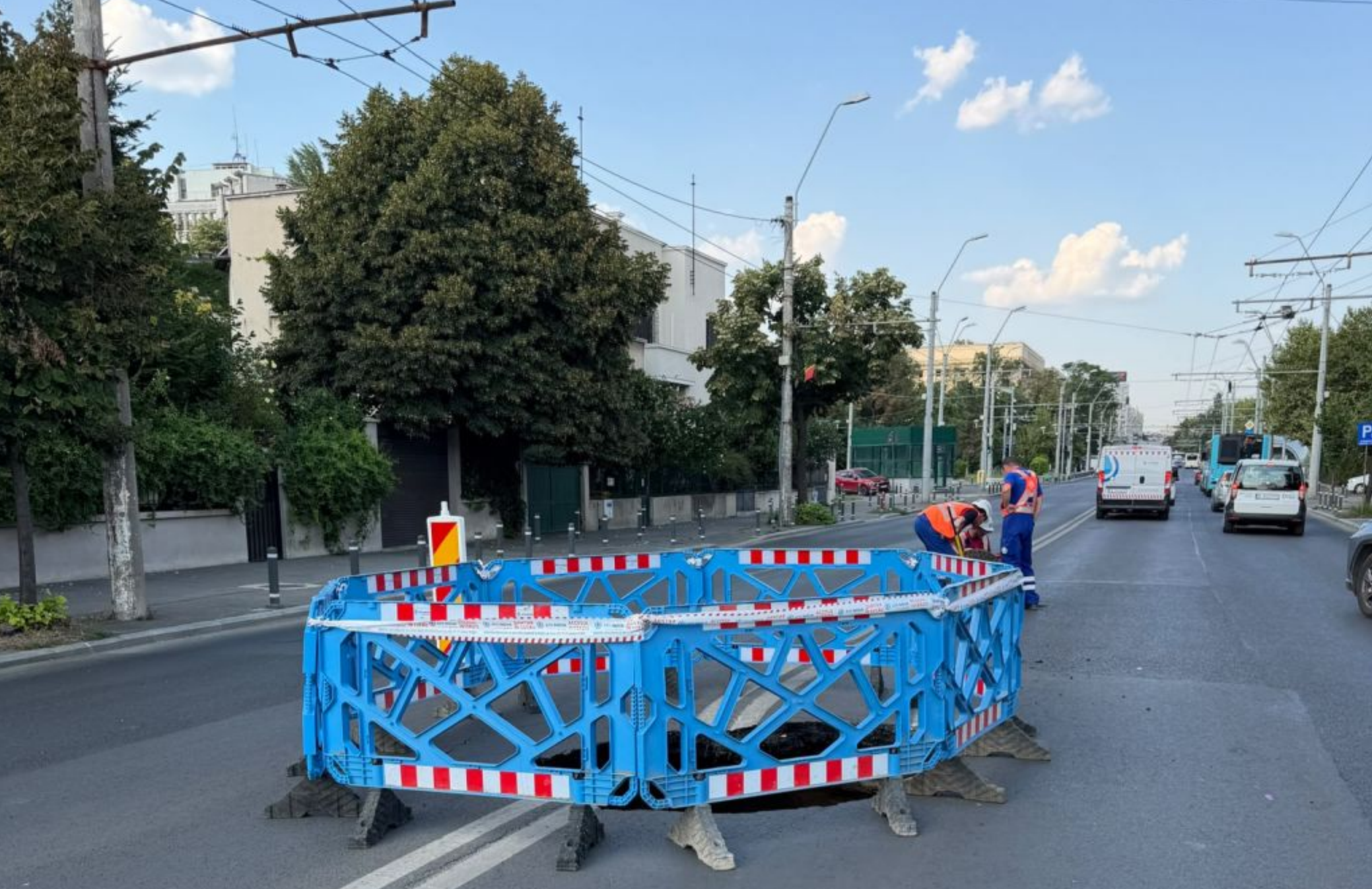 Crater uriaș pe un bulevard din centrul Capitalei, după ce carosabilul s-a surpat. Traficul este restricţionat