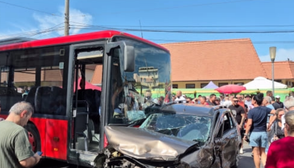 VIDEO Imagini cu accidentul uluitor din Mediaș, unde un autobuz a lovit 12 mașini. Şoferul autobuzului era beat