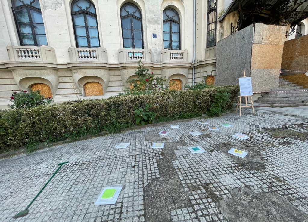 INTERVIU – Adrian Dică expune la Palatul Cantacuzino artă construită prin acumulare, accident și revenire asupra suprafeței