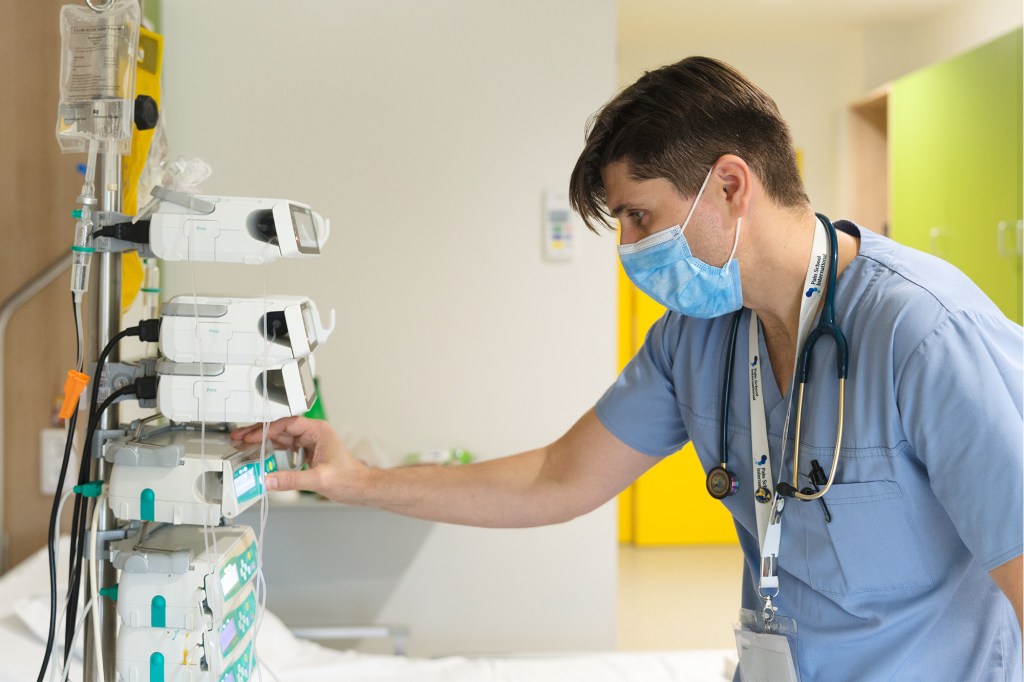 „În România, se consideră că e normal să ai dureri, dacă ești în spital. Nu e”. Un medic român își tratează pacienții ca în Elveția și vrea ca asta să fie regulă în spitale