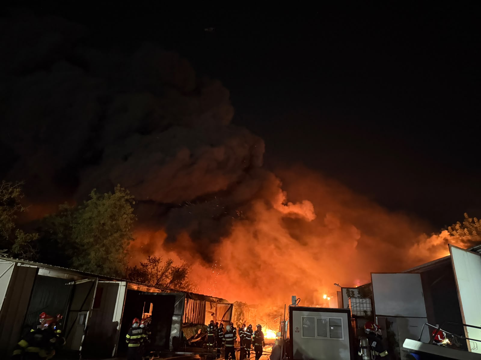 Incendiu puternic în București. Mesaj RO-Alert emis la 2.12 dimineața. Imagini cu norii uriași de fum