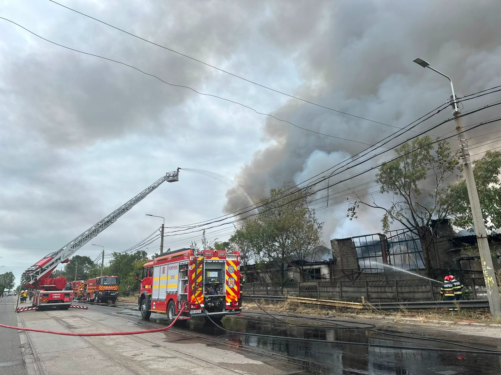 Incendiu puternic lângă rafinăria Lukoil din Ploiești. A fost emis un mesaj RO-Alert