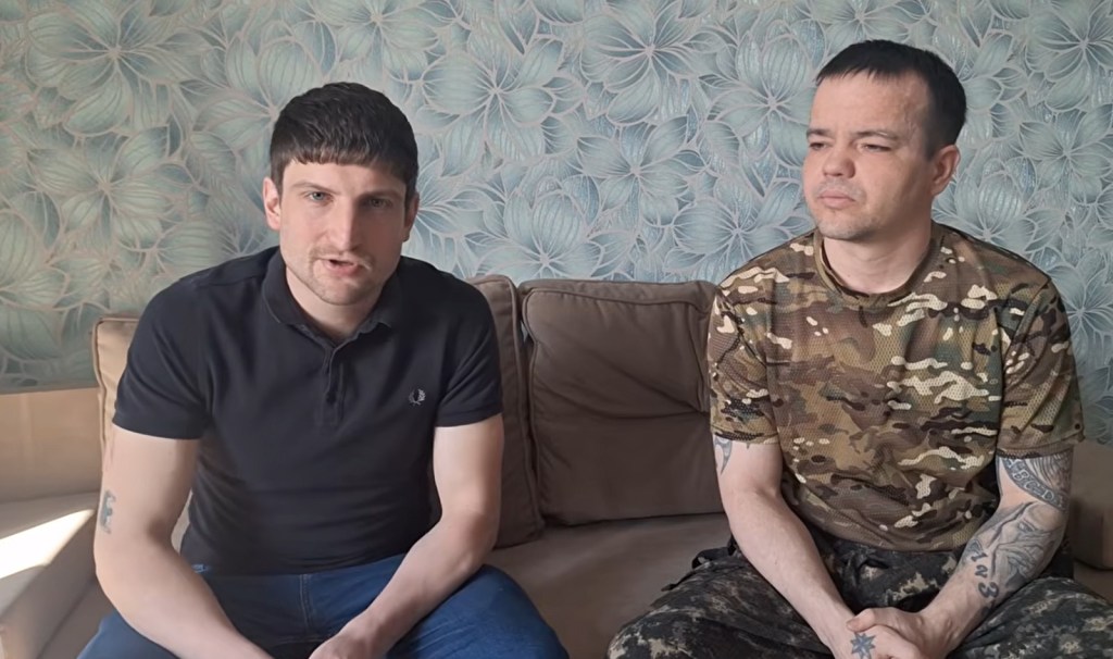 Bradley Townsend (stânga) în timpul unui interviu despre armata rusă / Foto: Captură de ecran YouTube / International Volunteers Association