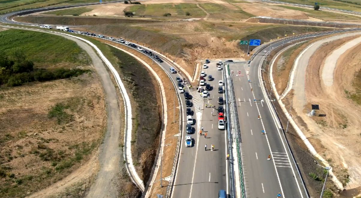 Imagini de pe cel mai nou tronson de autostradă din România. Traficul a fost deschis astăzi