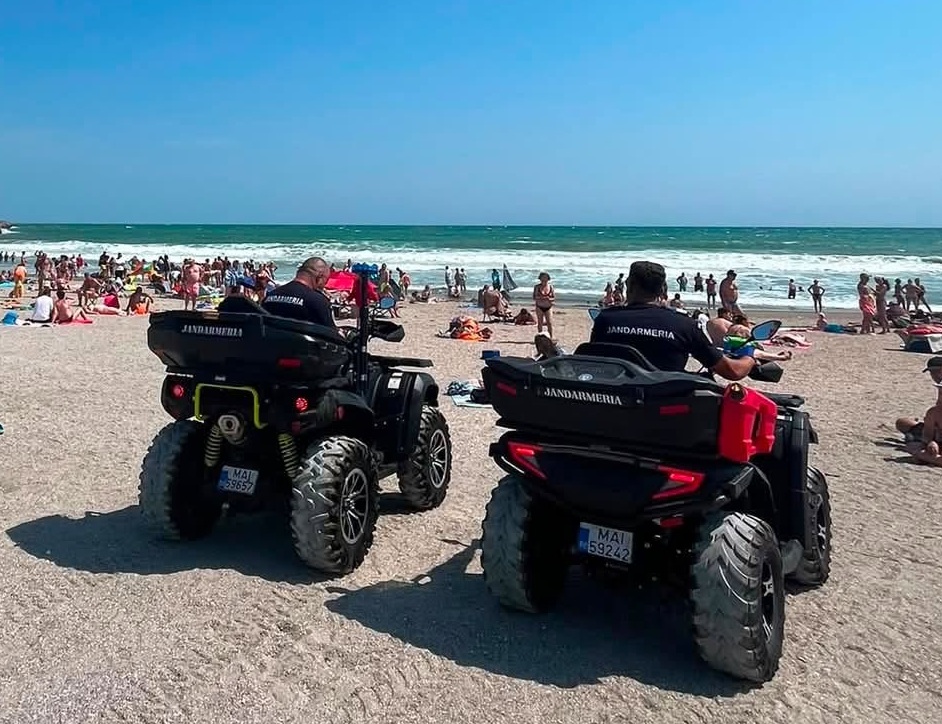 Jandarmii au dat amenzi pe plaja din Eforie, unde turiștii au intrat în apă în ciuda steagului roșu. „Valurile ajung până la 2 metri”