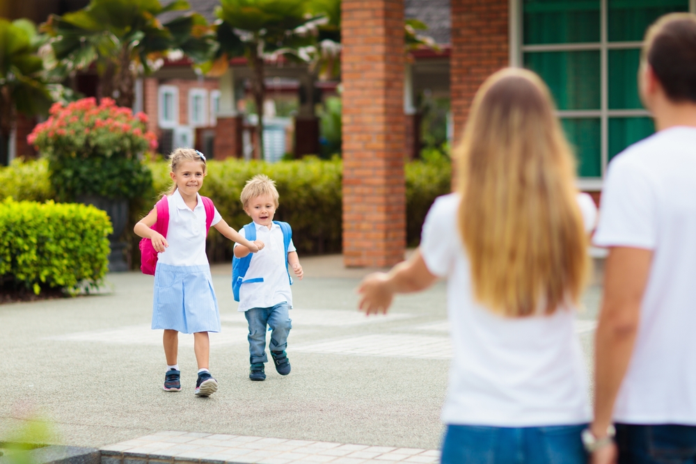 Părinții au mai multe variante pentru supravegherea copiilor de școală primară, dar alegerea ține de mai mulți factori. FOTO: Shutterstock