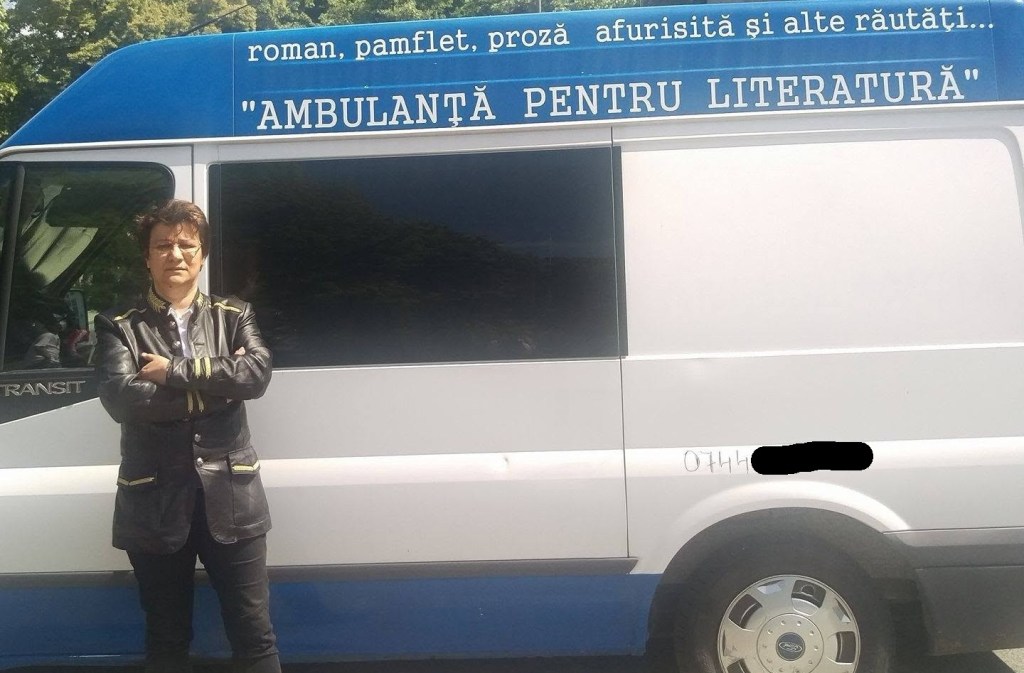 Doina Popescu-Brăila, în fața „Ambulanței pentru literatură” Foto: Arhivă personală