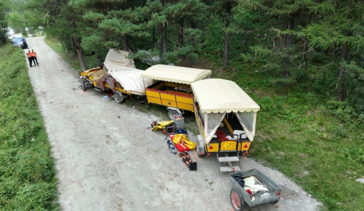 Accident grav de trăsură în Elveția. Circumstanțele în care 12 turiști au fost răniți, iar o femeie și-a pierdut viața