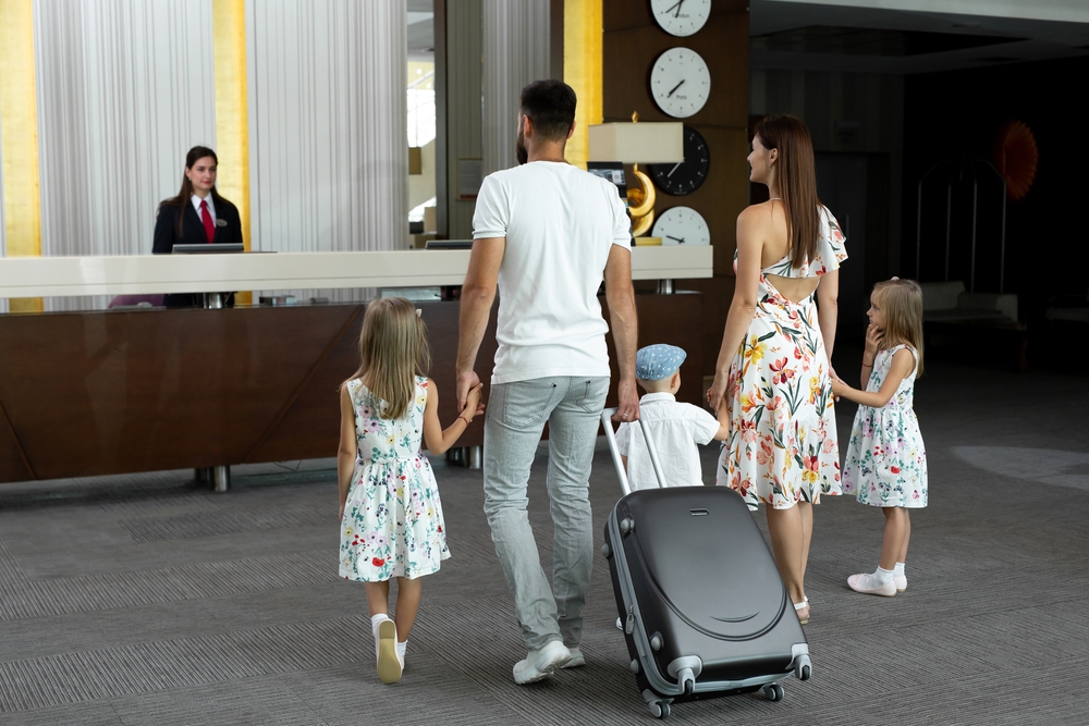 Cazul unei familii aflate în Bulgaria arată cât de repede se poate complica un sejur. Ce faci dacă rămâi fără cazare în vacanța cu copiii? FOTO: Shutterstock