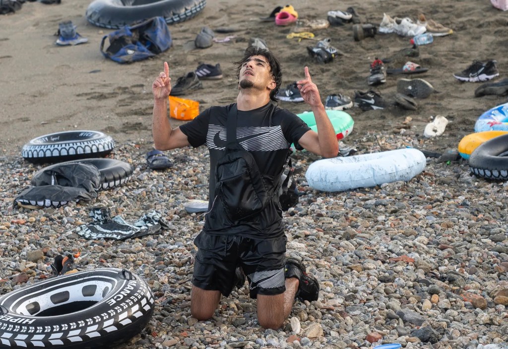 Un tănăr din Maroc ajuns pe plaja din Ceuta, 30 iulie 2026. Foto: Profimedia