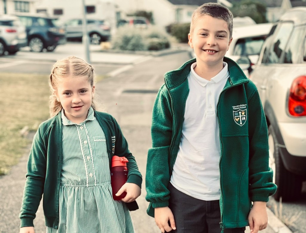 Ava și Aron sunt doi copii întorși din Marea Britanie care au început școala într-un sistem pe care îl cunoșteau doar din poveștile părinților. FOTO: Arhiva personală