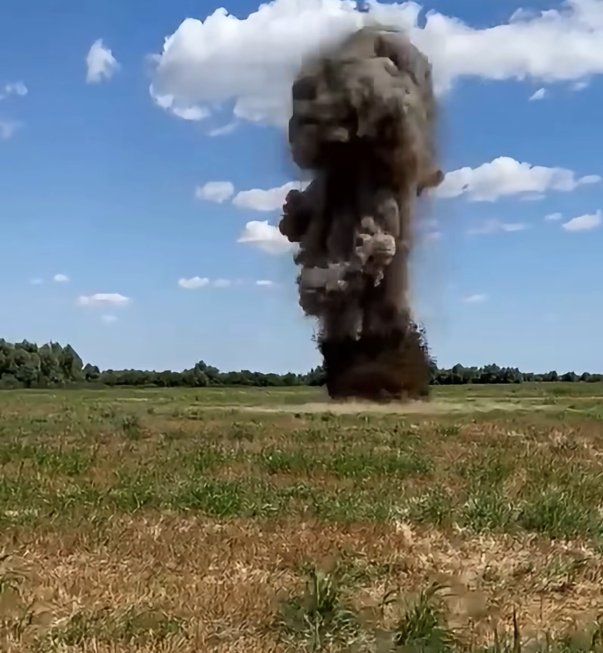Momentul în care drona găsită vineri la Plauru este detonată de MApN