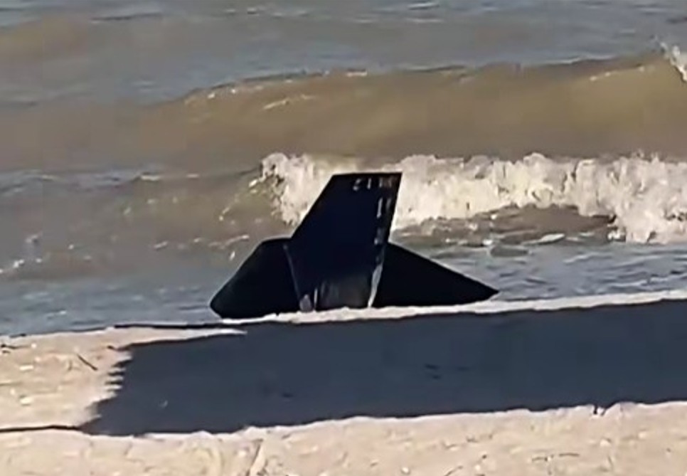 Un alt fragment de dronă a ajuns pe o plajă de la Marea Neagră. Este al treilea incident în două zile
