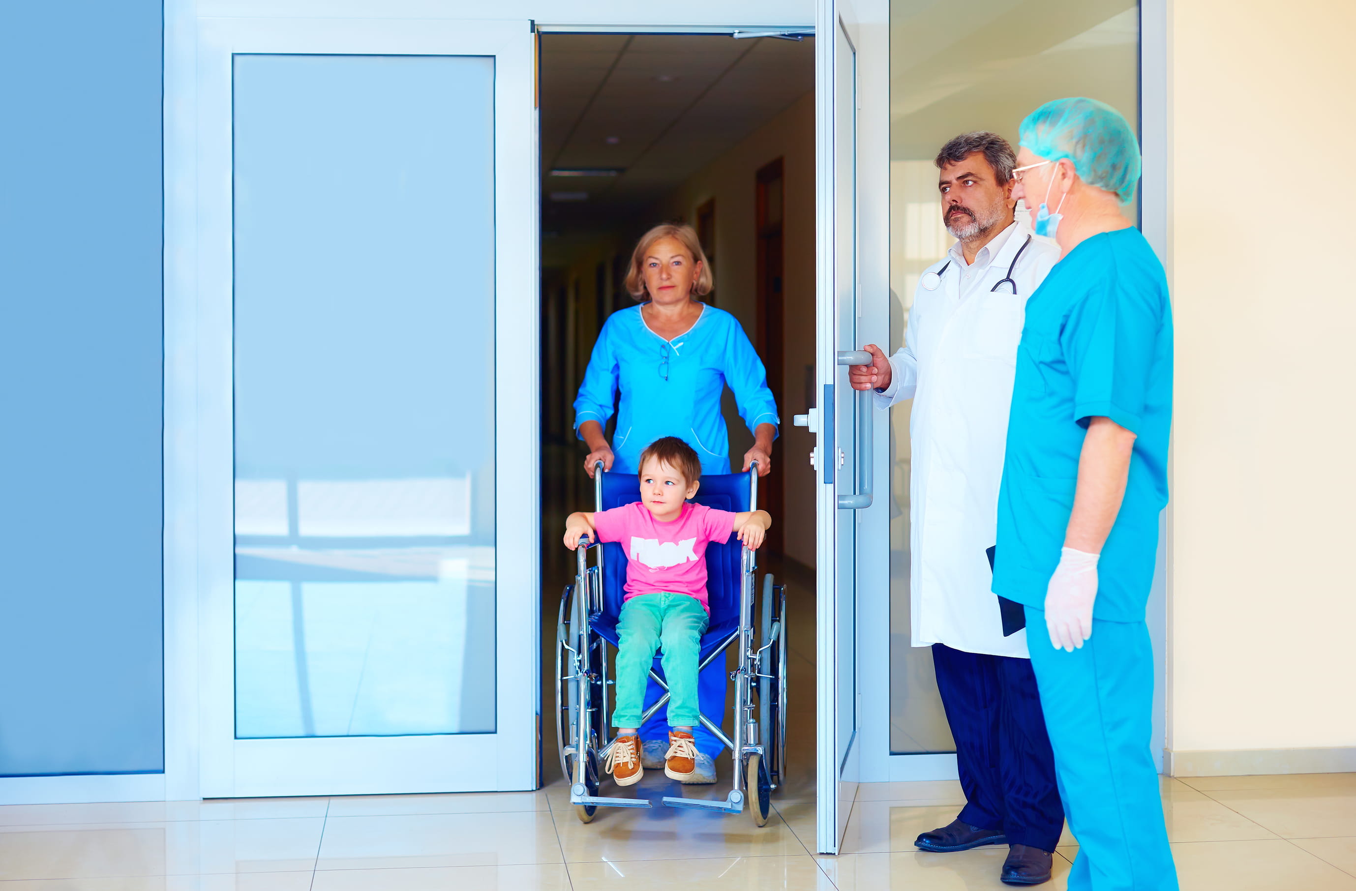 Băiețelul Theo, care a trăit 5 ani în spital, a primit voie să meargă acasă