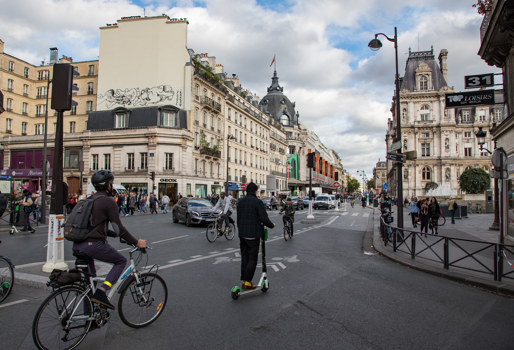 Paris introduce reguli stricte și amenzi pentru trotinetele electrice după creșterea accidentelor