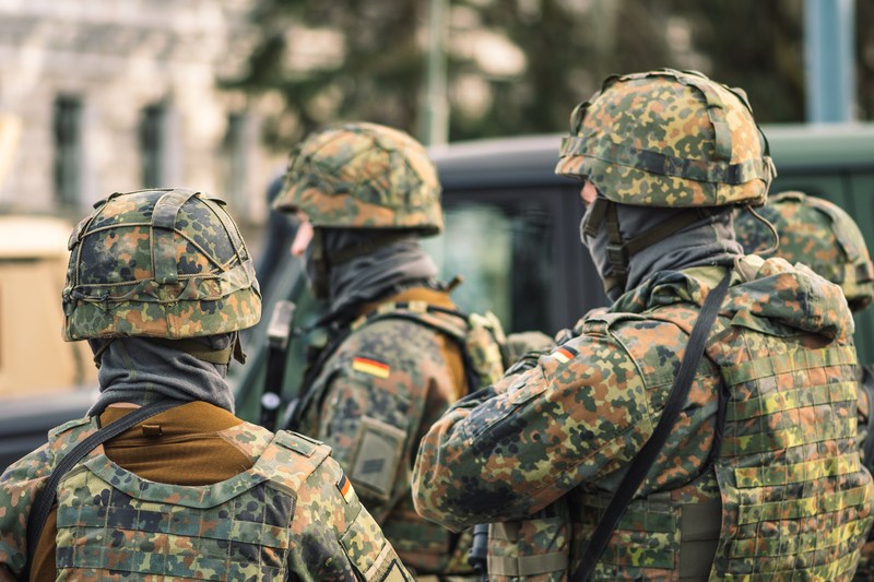 Paradoxul militar din UE: Planul de înarmare de 800 de miliarde de euro, dar cu un deficit de 100.000 de soldați