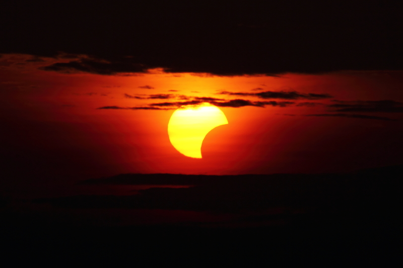 FOTO Primele imagini cu eclipsa de Soare din România