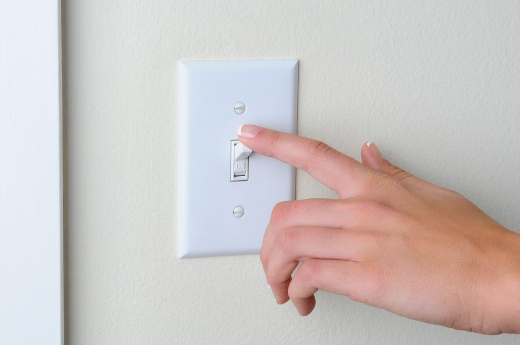 Ziua se exportă masiv electricitate, iar seara suntem rugați să stingem becul. Cum am ajuns aici