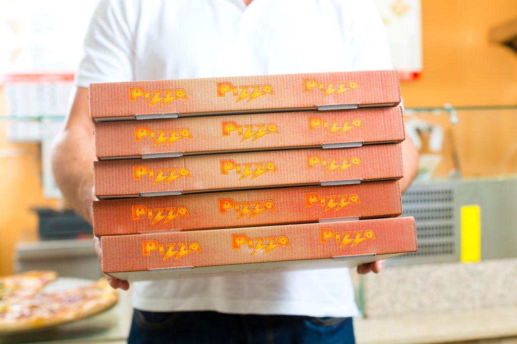 Farsă de 8.500 de euro: Un tânăr a comandat 300 de pizza folosind numele unor politicieni. Ce pedeapsă riscă