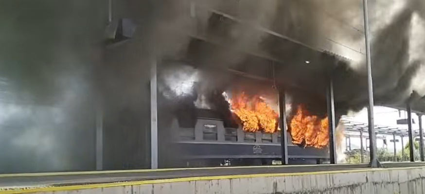 Incendiu la vagonul unui tren de călători, într-o gară din Arad