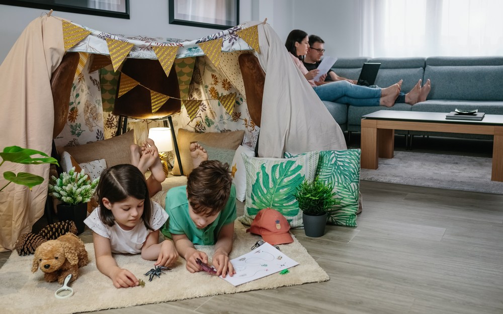 Copiii sunt în vacanță, însă părinții trebuie să continue să lucreze și să le organizeze timpul liber. Când școala se închide pentru aproape trei luni, joaca, serviciul și supravegherea copiilor ajung să împartă același spațiu. FOTO: Shutterstock