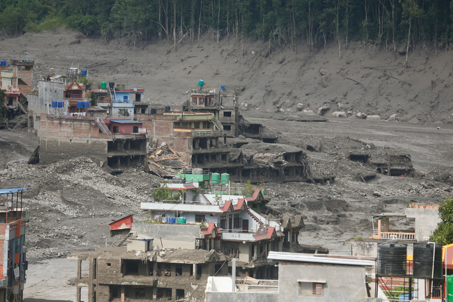 Ghețarul prăbușit care a provocat un cutremur de 5,2, cauza inundațiilor devastatoare din Nepal și Tibet. Sate „șterse de pe hartă”, numărul morților crește