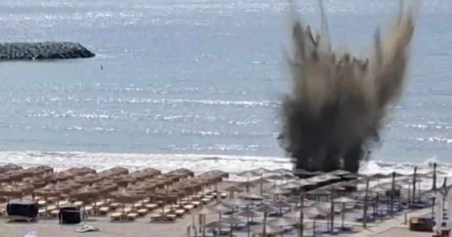 Momentul în care drona cu explozibil de la Olimp e detonată, pe plajă, printre umbreluțe și șezlonguri