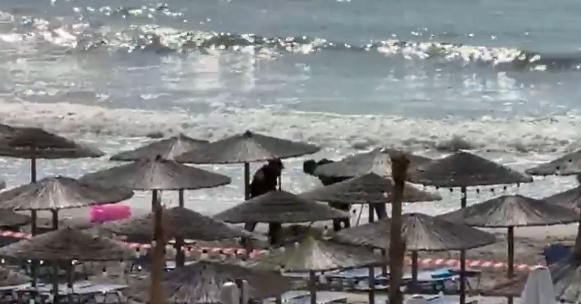 Fragment de dronă cu explozibil găsit la Olimp. Alerta a fost dată de turiști / Plaja a fost evacuată, iar explozibilul detonat