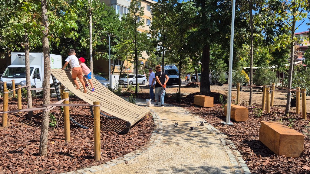 Un nou spațiu verde, inaugurat pentru București. Cum arată Parcul Liniei, amenajat pe o fostă șină de tren abandonată