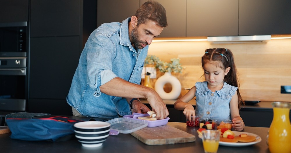 Parentingul în ture presupune ca fiecare părinte să preia, pe rând, responsabilitatea pentru copii și pentru toate sarcinile din intervalul stabilit. FOTO: Shutterstock