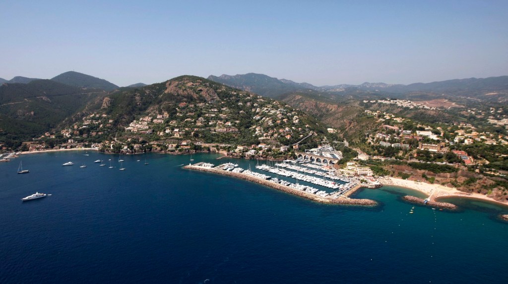 Accident la Cannes: Două ambarcațiuni s-au ciocnit în larg / Cel puțin 10 răniți și o persoană dispărută