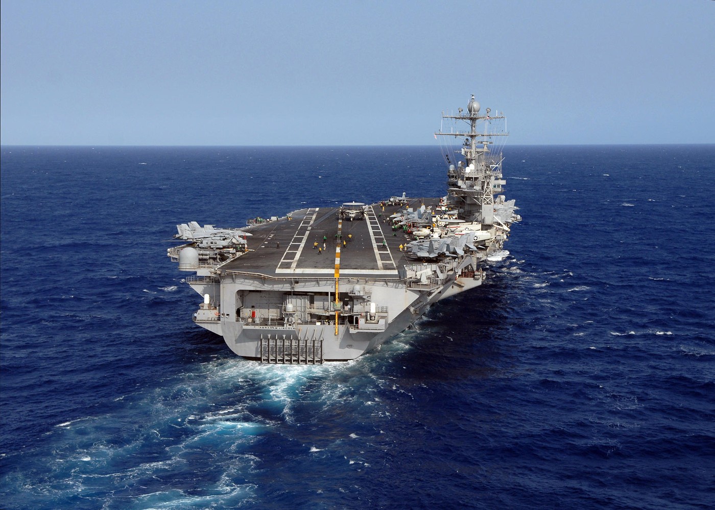 Criză psihică și condiții precare pe portavionul USS Lincoln, marinarii sunt epuizați