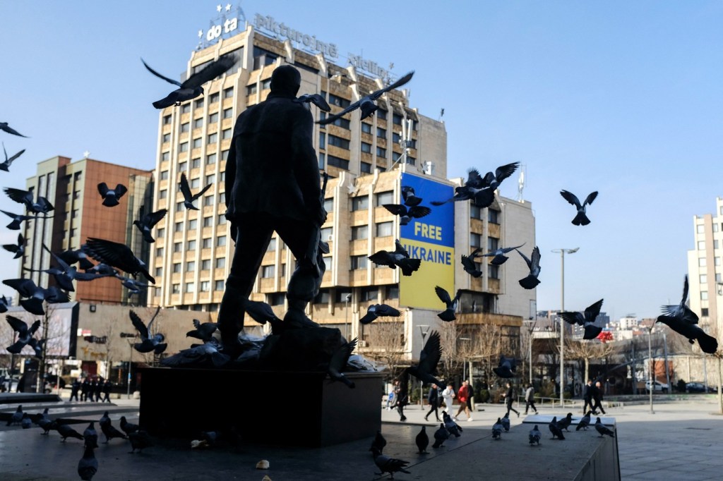 Kosovo înlătură simbolurile de susținere a Ucrainei după refuzul lui Zelenski de a-i recunoaște independența