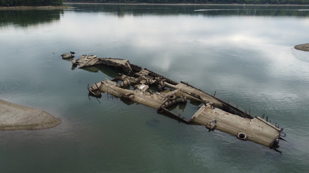 FOTO Surpriza după secarea Dunării: Navele de război ale flotei germane de la Marea Neagră, scufundate intenționat în al Doilea Război Mondial