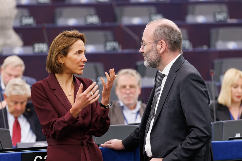 Două grupuri politice majore din UE cer Comisiei Europene să rețină fonduri de sute de milioane de euro pentru România după cazul Dominic Fritz