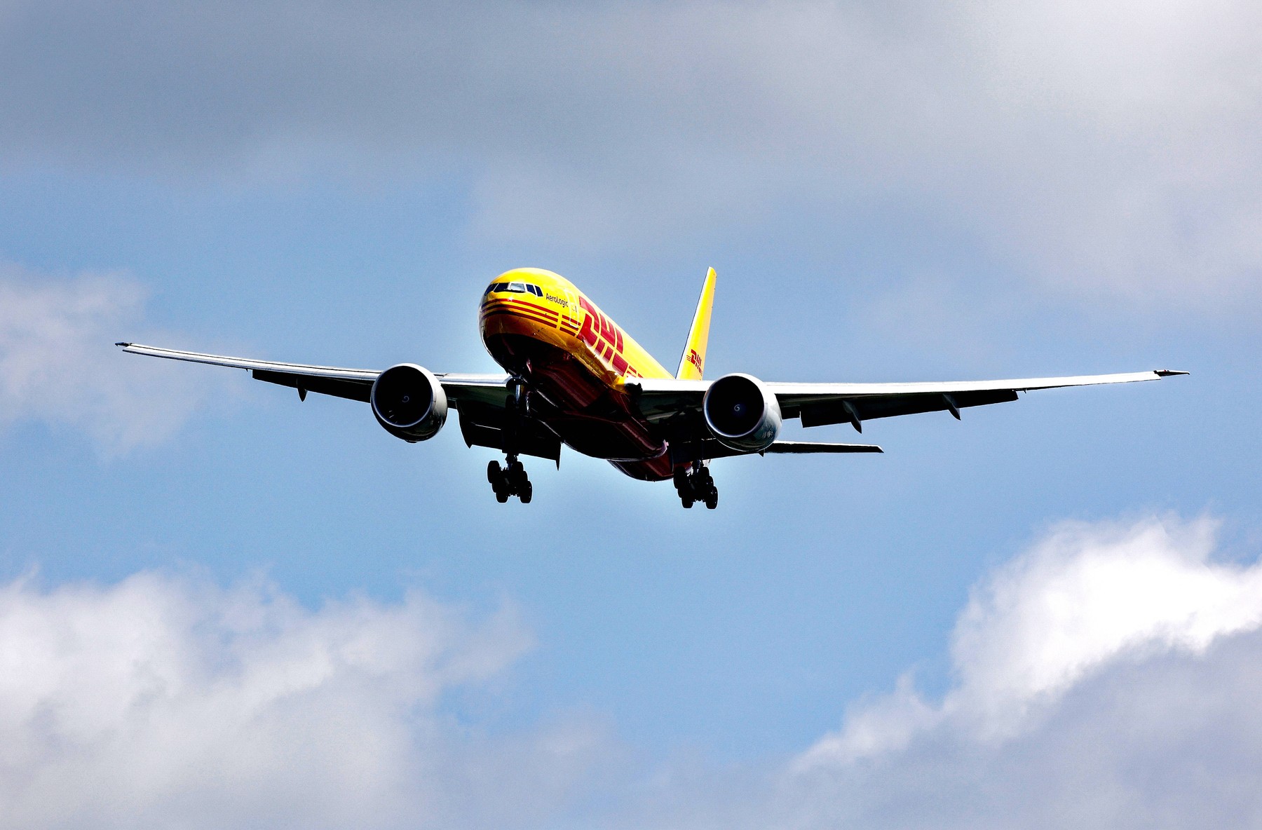 Mister în Germania, după ce un avion DHL s-a lovit de un obiect necunoscut și a fost forțat să aterizeze de urgență