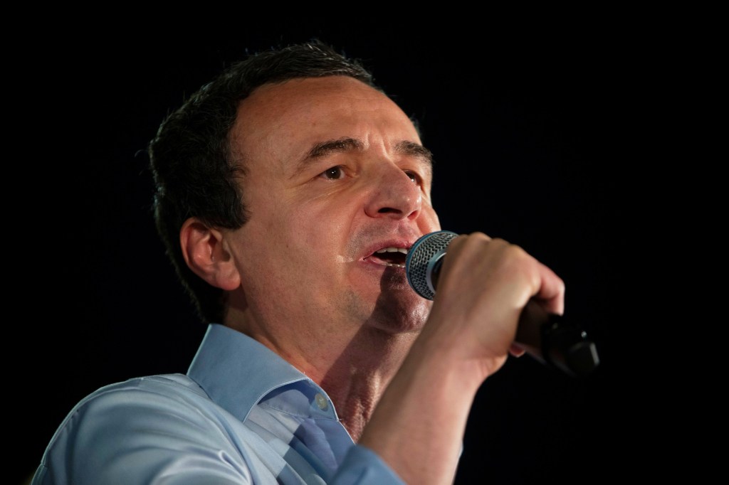 Scene tensionate în parlamentul din Kosovo: Premierul Albin Kurti a fost atacat cu ouă de o parlamentară din opoziție