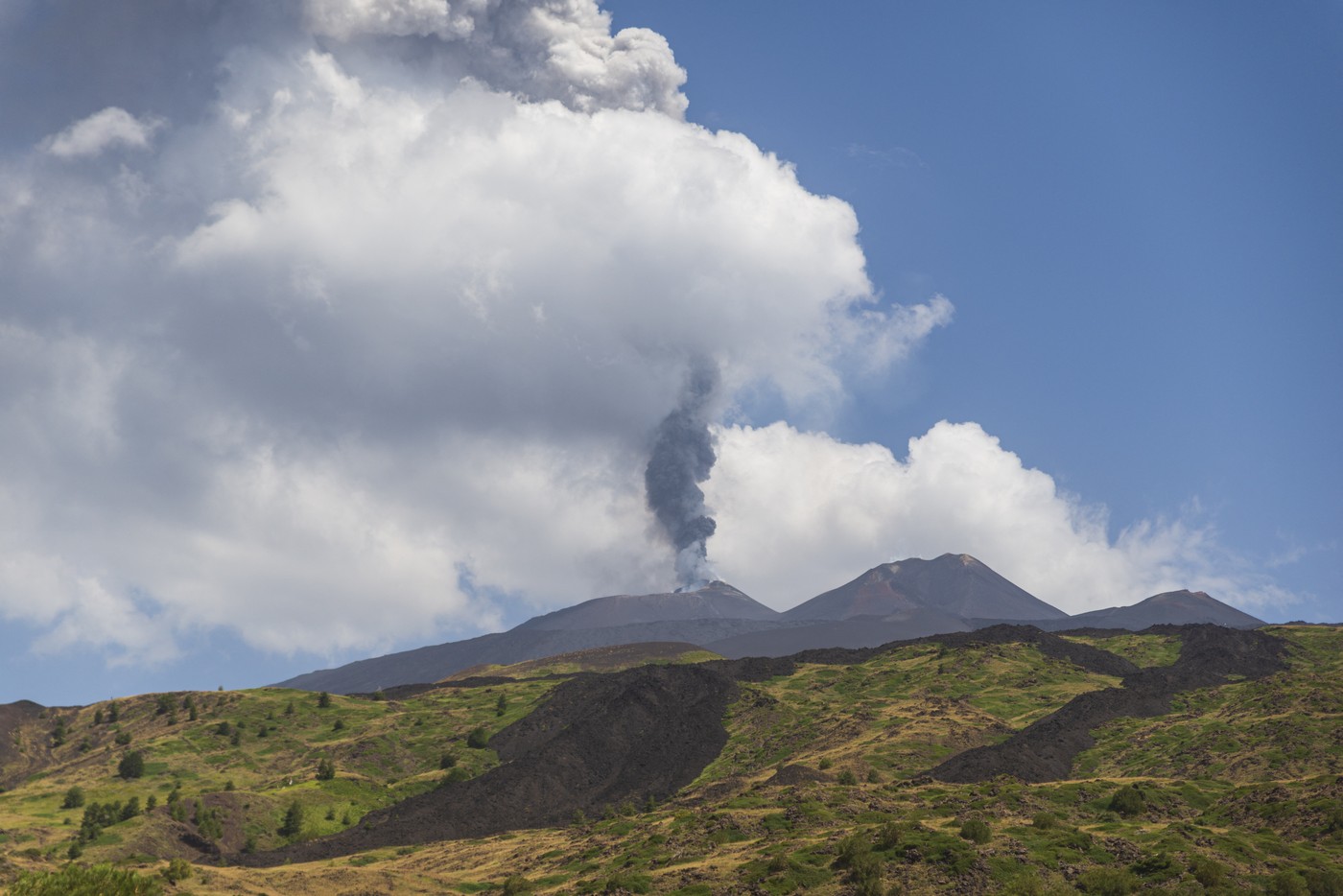 Alertă MAE în Sicilia: Vulcanul Etna a intrat în fază de alarmă / Risc de trafic aerian perturbat